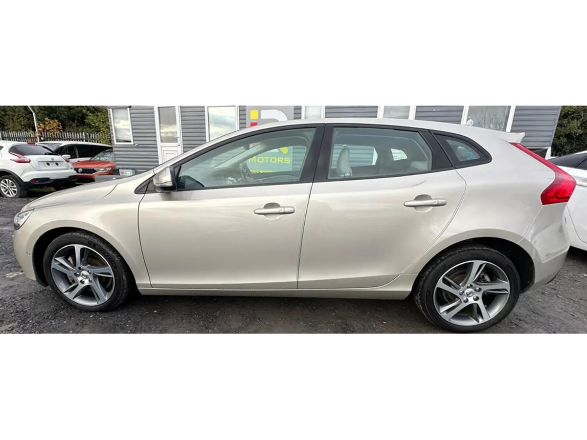 Volvo V40 2.0L Diesel Automatic (9040) - Image 4