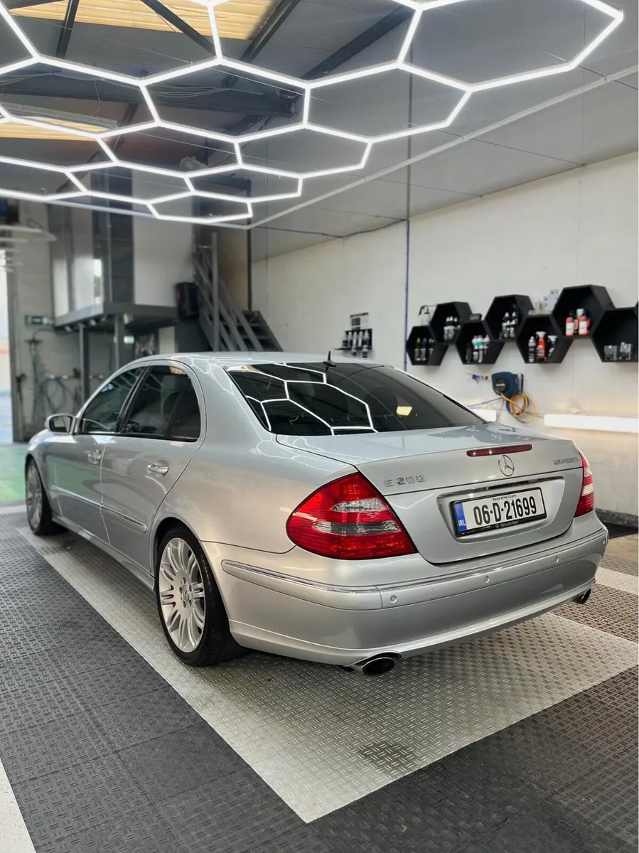 Mercedes Benz E200 - Image 2