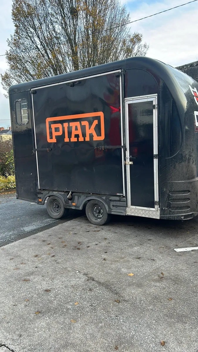 Equi - trek horse box top of the range - Image 1