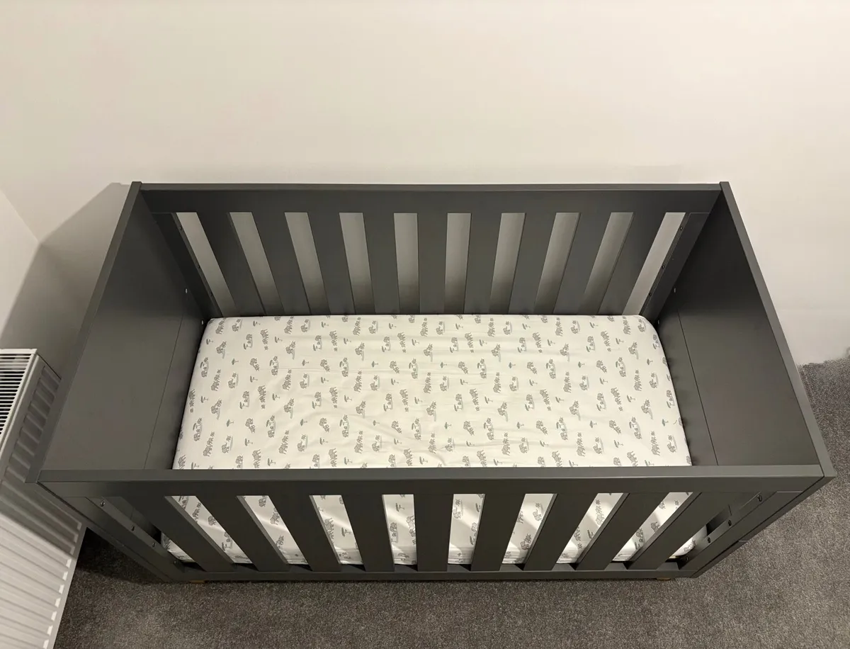 Venicci Cot / Bed - Image 1
