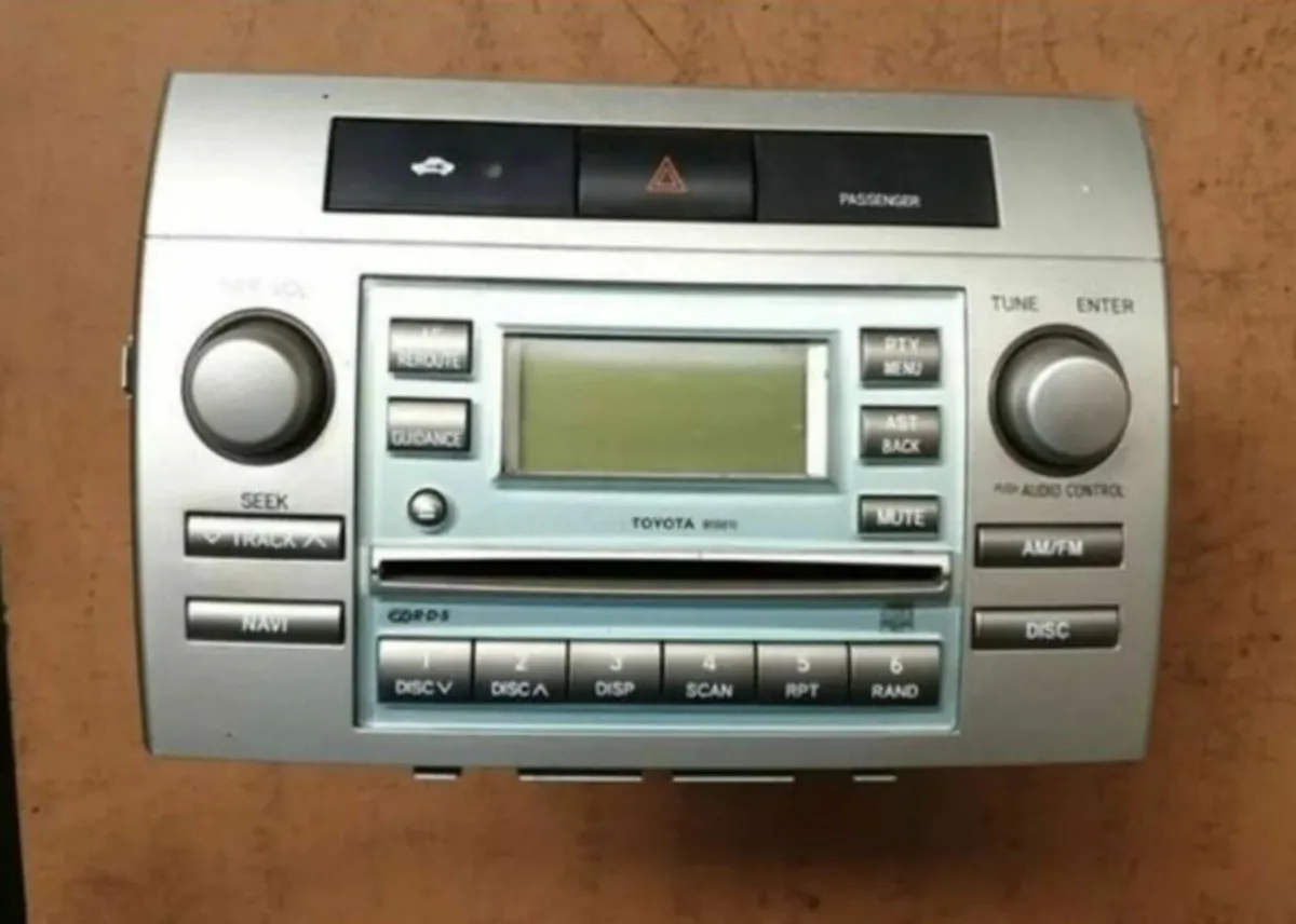 Toyota Corolla Verso AM FM Radio CD Player W58810 - Image 2