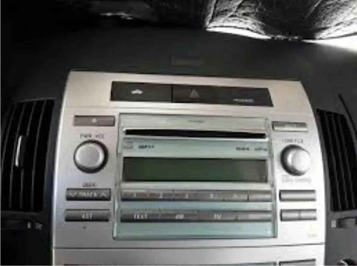 Toyota Corolla Verso Radio CD Player W53824 - Image 3