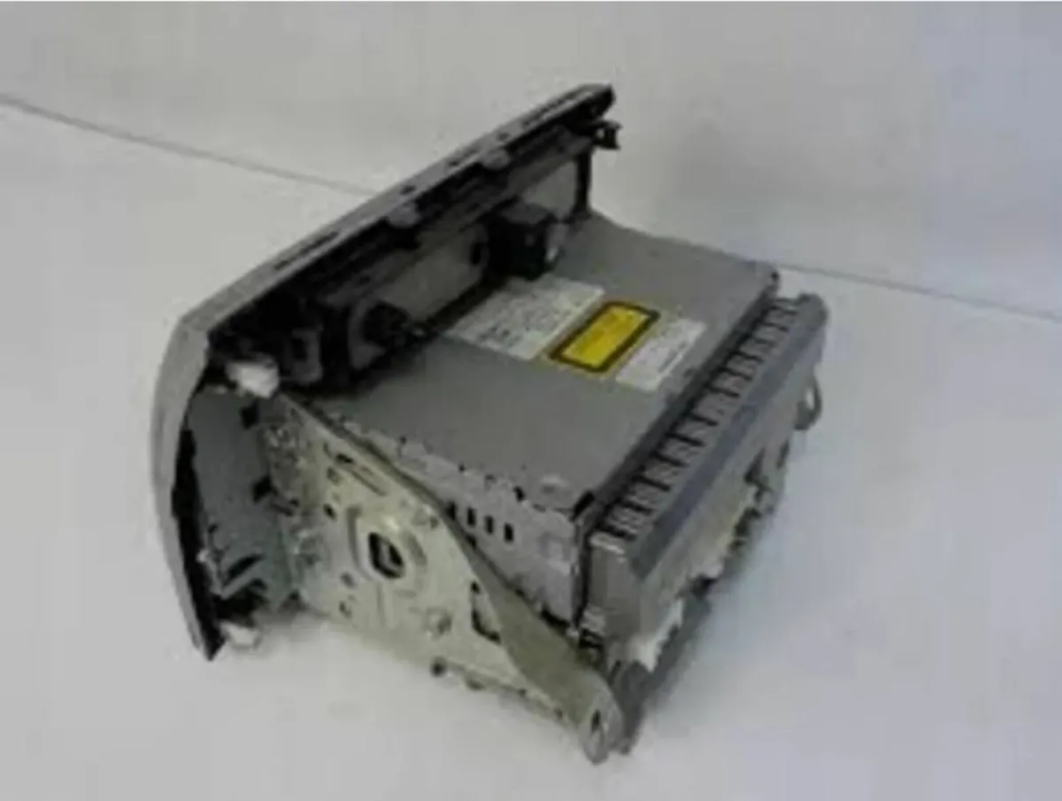 Toyota Corolla Verso Radio CD Player W53824 - Image 4