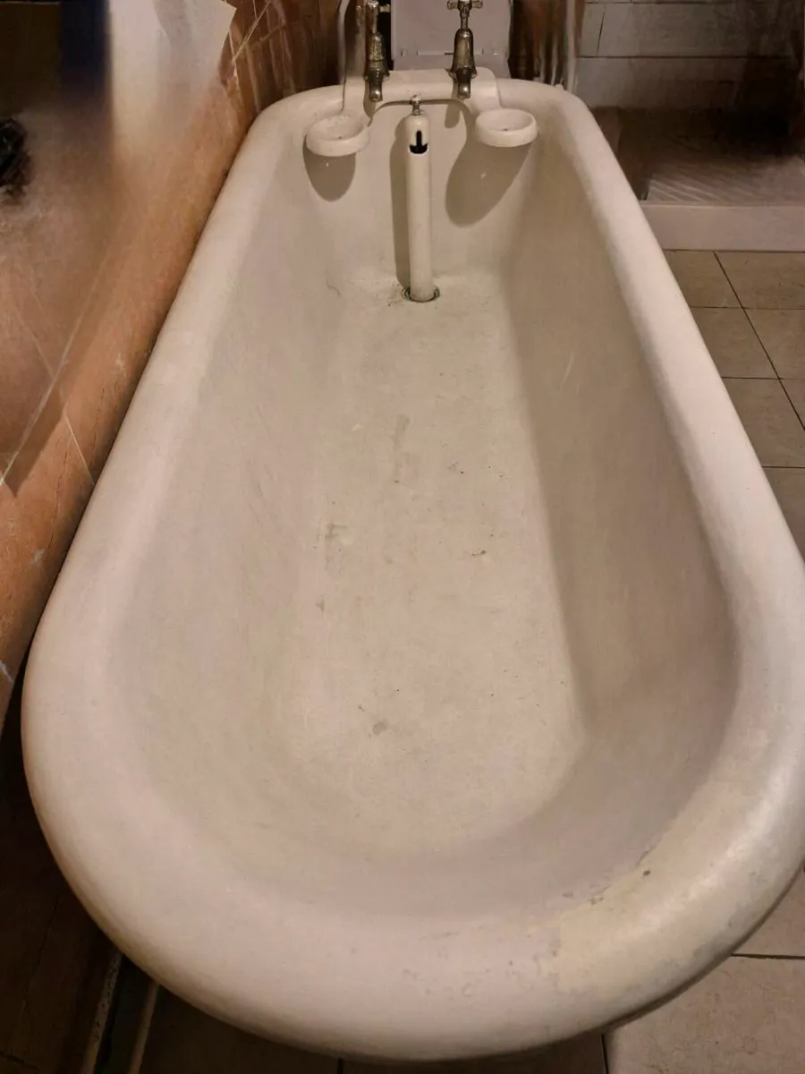 traditional-style cast iron clawfoot bathtub - Image 1