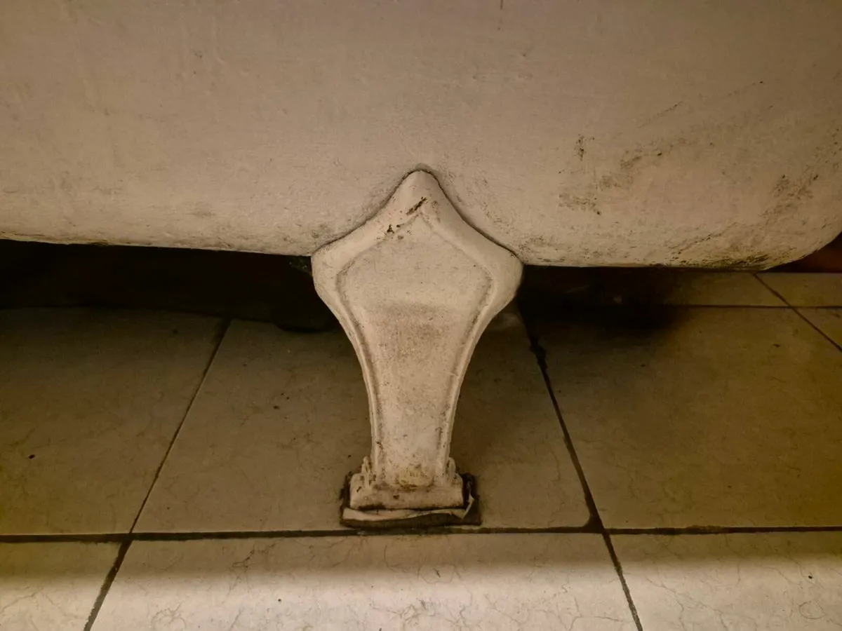 traditional-style cast iron clawfoot bathtub - Image 2