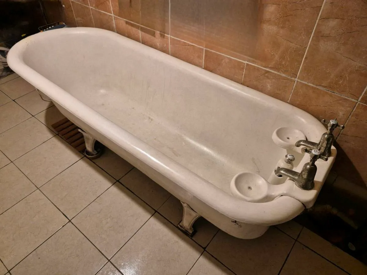 traditional-style cast iron clawfoot bathtub - Image 4