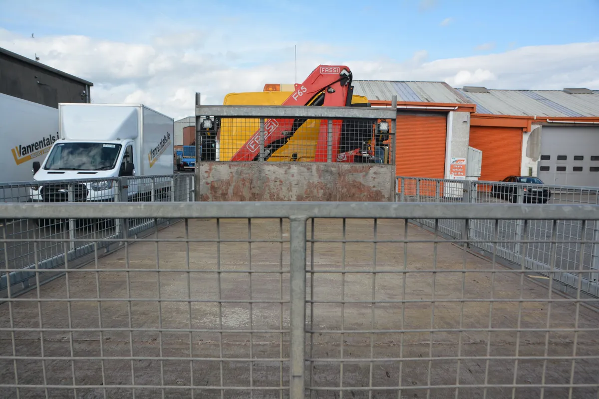 DAF LF210 12T with Fassi remote crane - Image 2