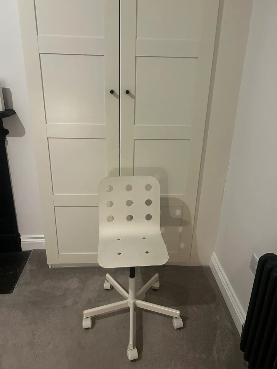 Free white office chairs x 2 - Image 1