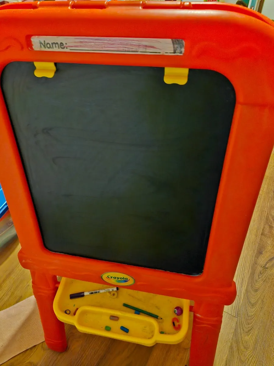 Crayons easel 2 in 1 chalkboard and magnetic - Image 1