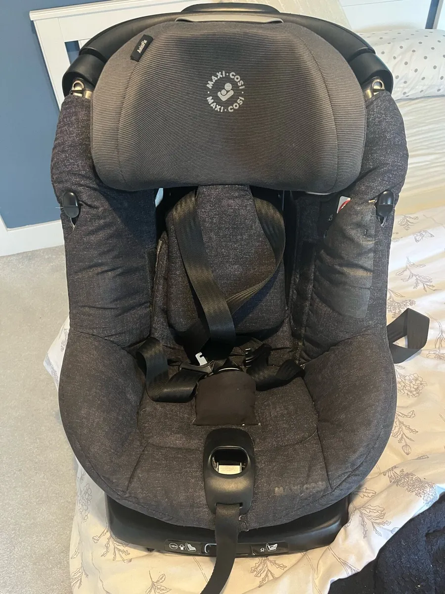 Child’s car seats x 2 - Image 1
