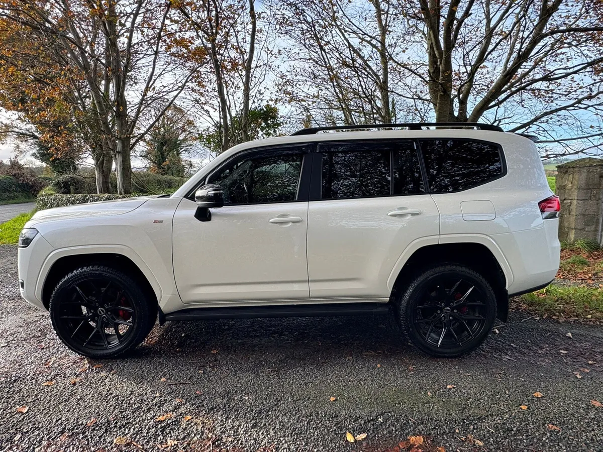 2025 TOYOTA LANDCRUISER LC300 - Image 3