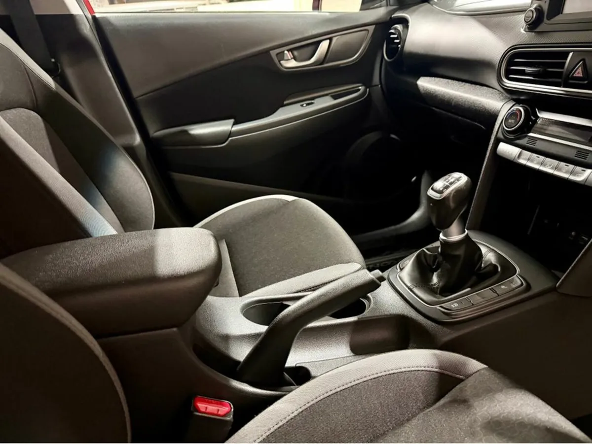 Hyundai KONA KAUAI EXECUTIVE 5DR - Image 3