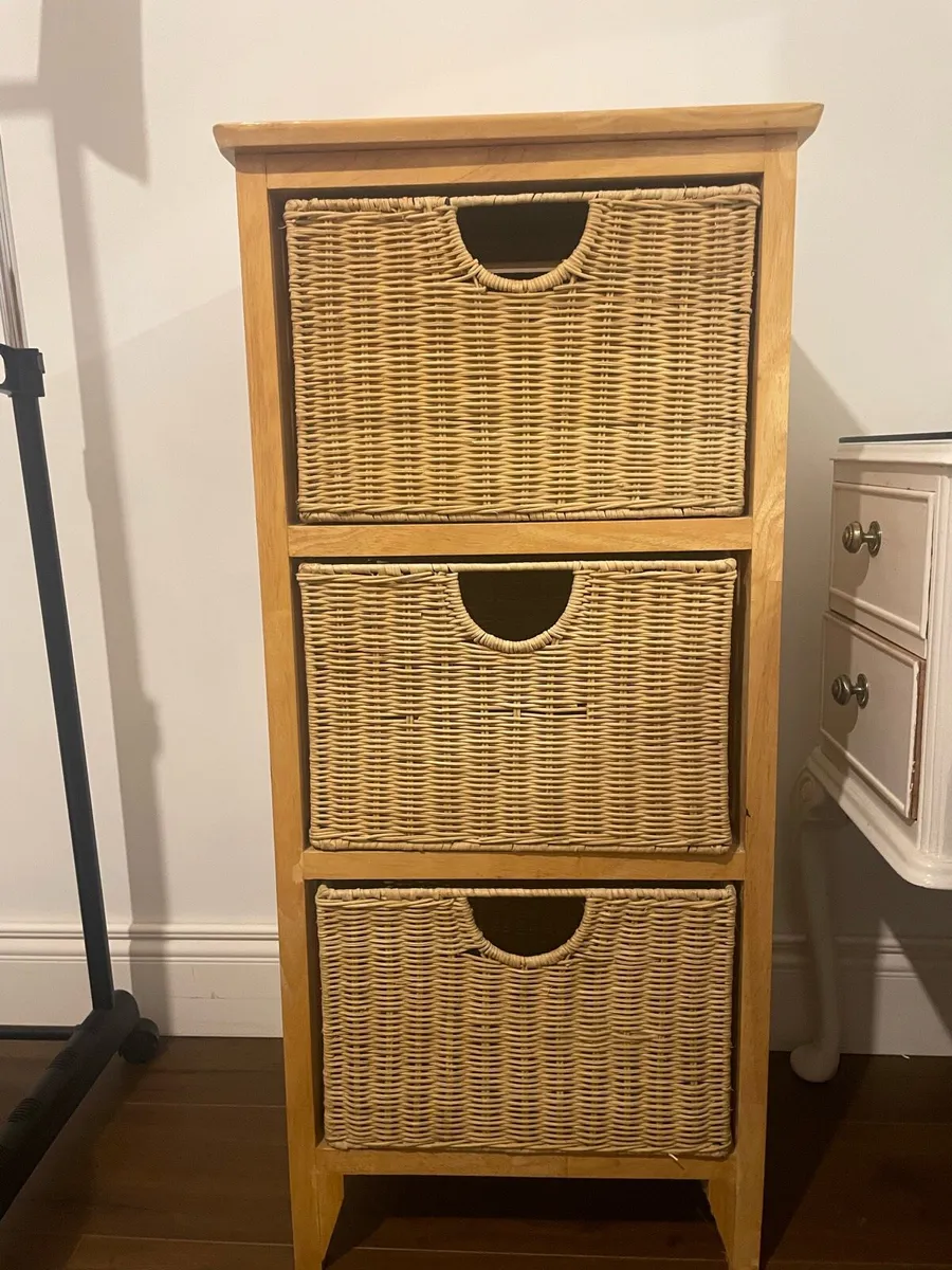 Wicker chest of drawers - Image 1