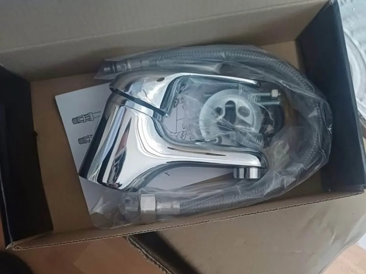 Bathroom Ceramic Basin and Unit - Image 4