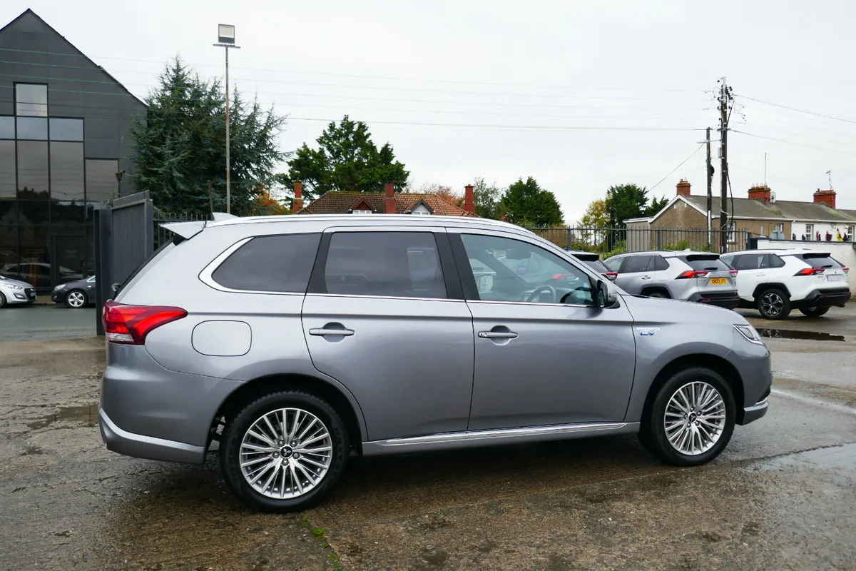 202, MITSUBISHI OUTLANDER PHEV 2.4 DYNAMICS 221 - Image 4
