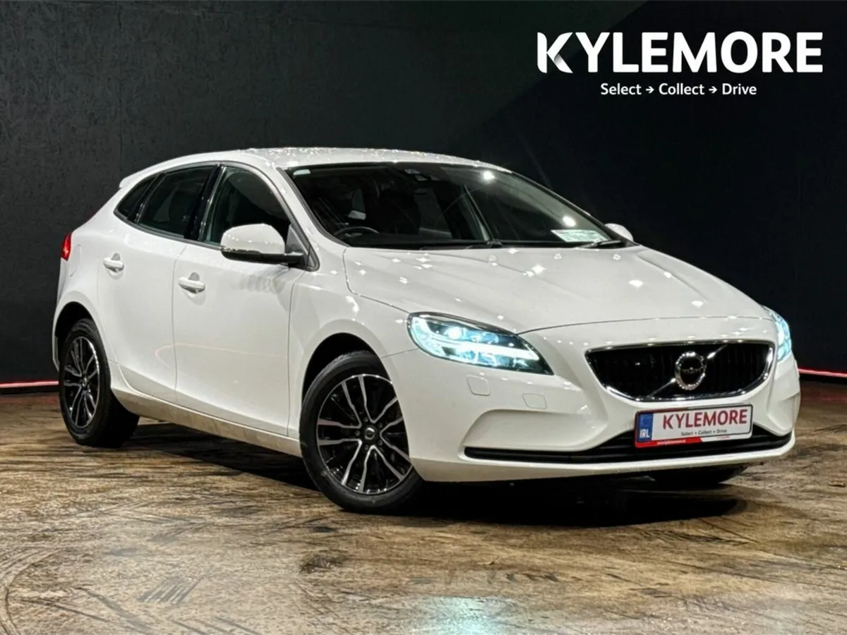 Volvo V40 T2 KENETIC - FACTORY ALLOYS - REVERSE CA - Image 1