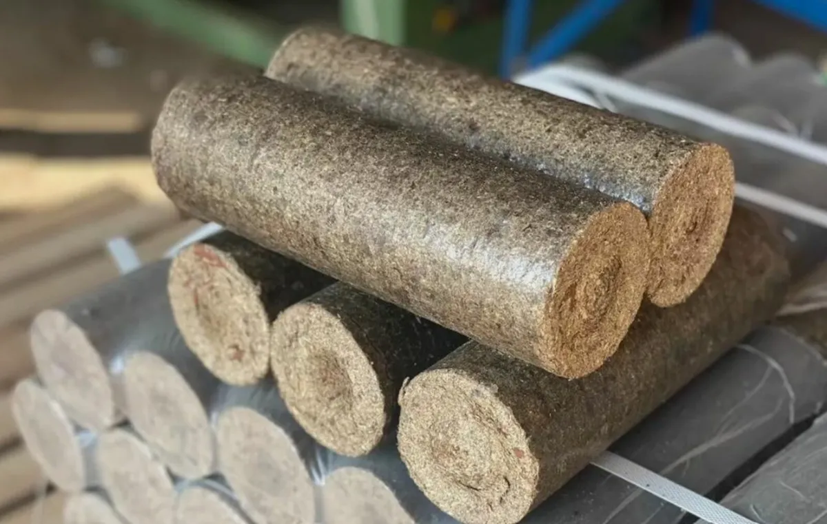 Pallet of compressed Oak Heat Logs - Image 1