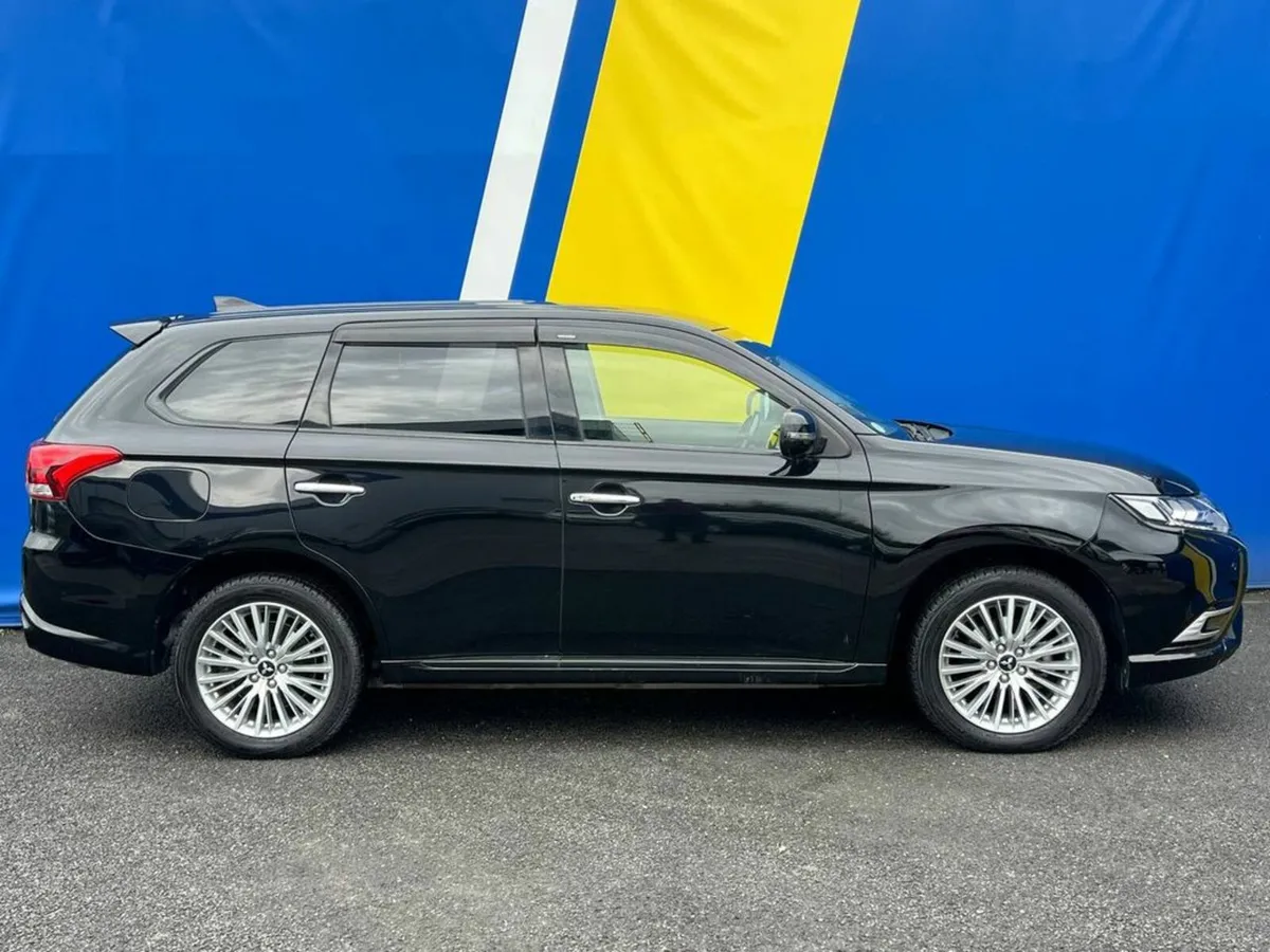 Mitsubishi Outlander 4WD 2.0 HYBRID // HEATED LEAT - Image 2