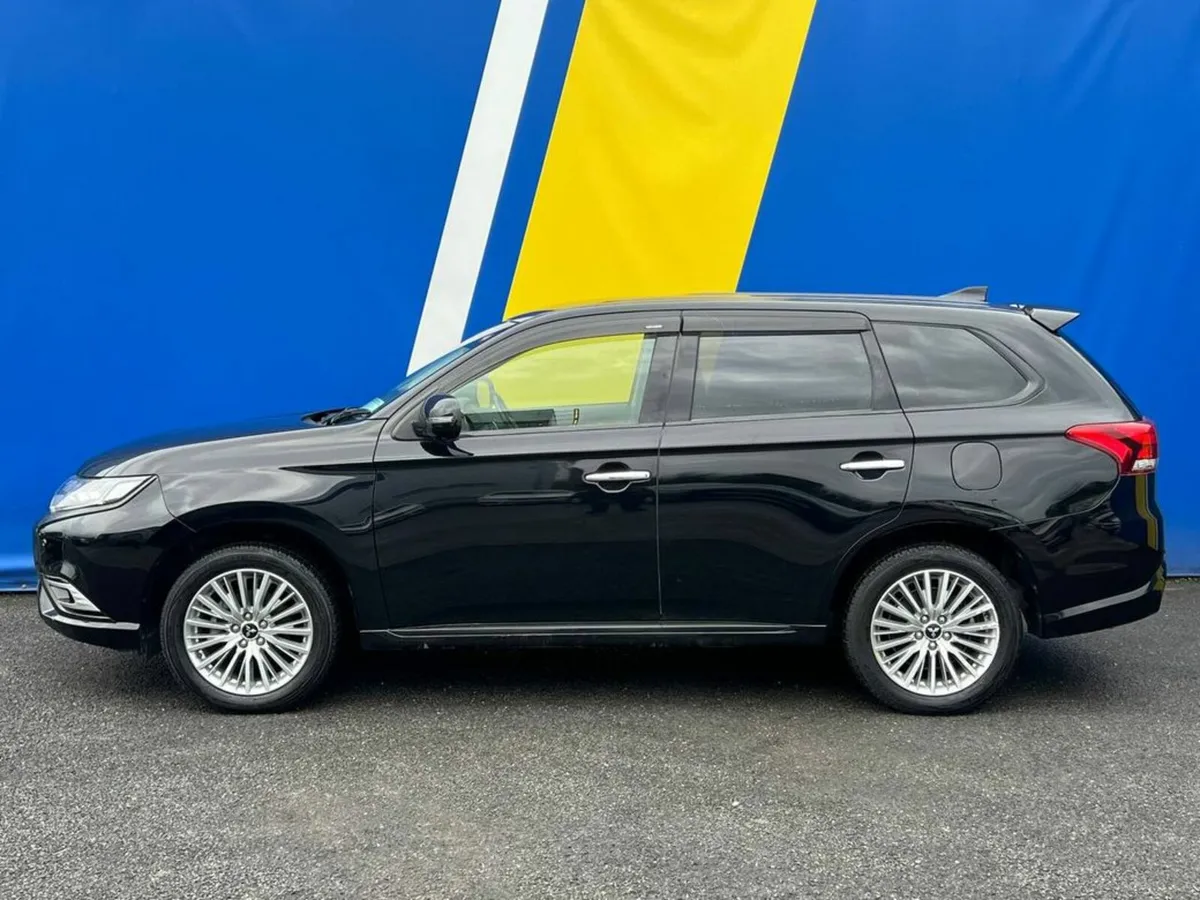 Mitsubishi Outlander 4WD 2.0 HYBRID // HEATED LEAT - Image 3