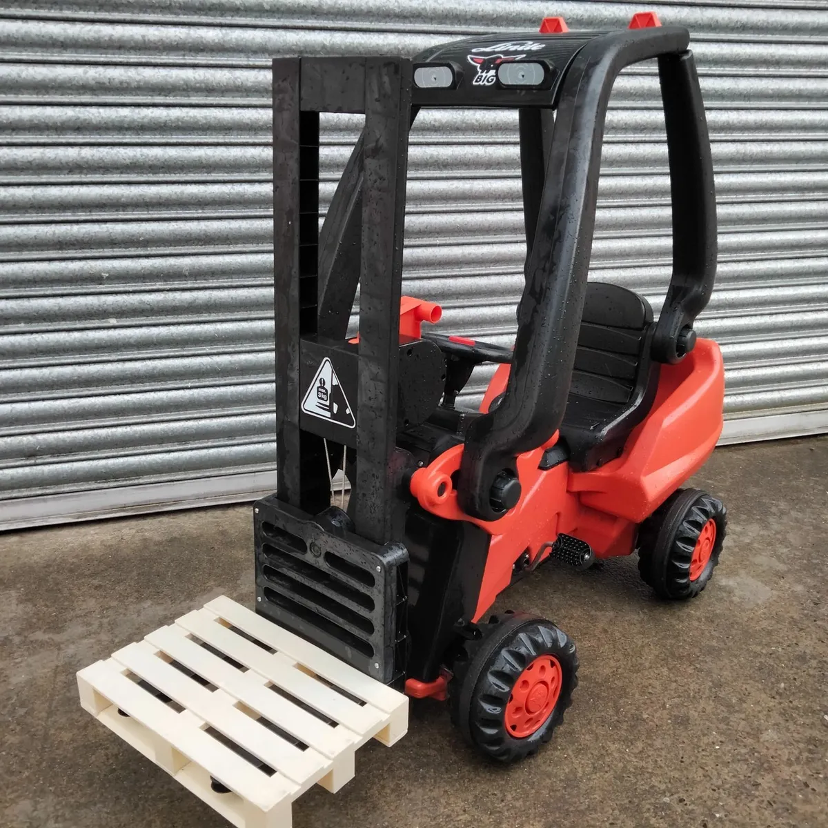 Linde ride on pedal forklift - Image 4