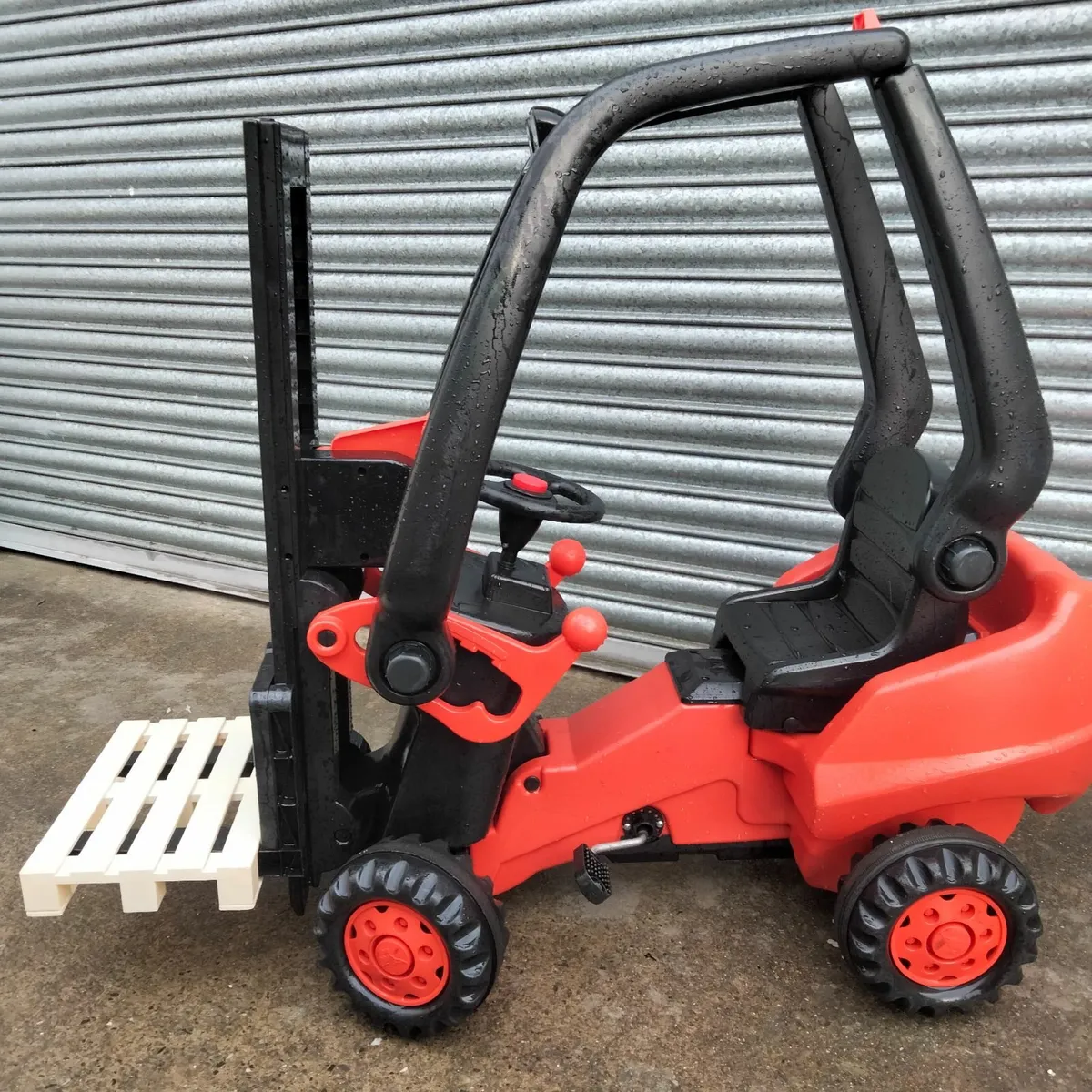 Linde ride on pedal forklift - Image 1