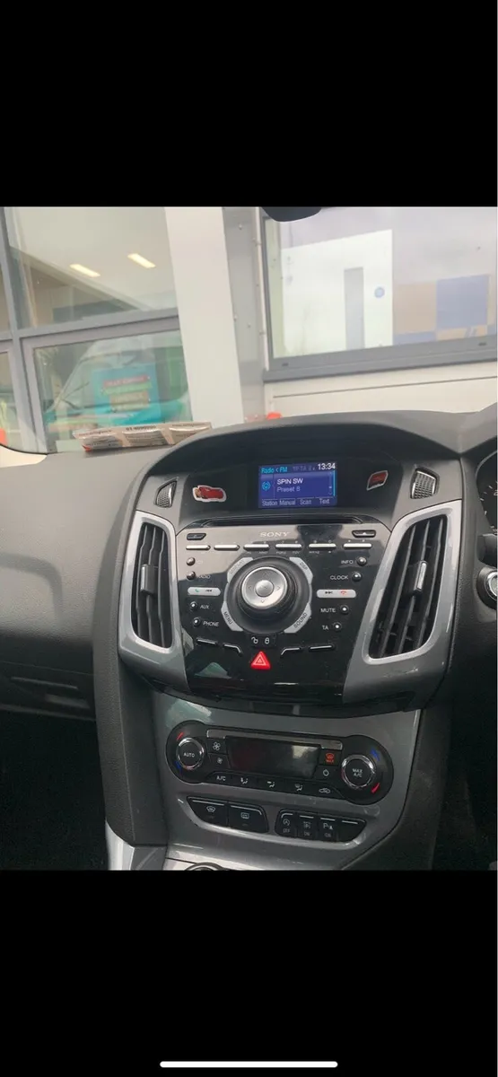 White ford Focus - Image 2