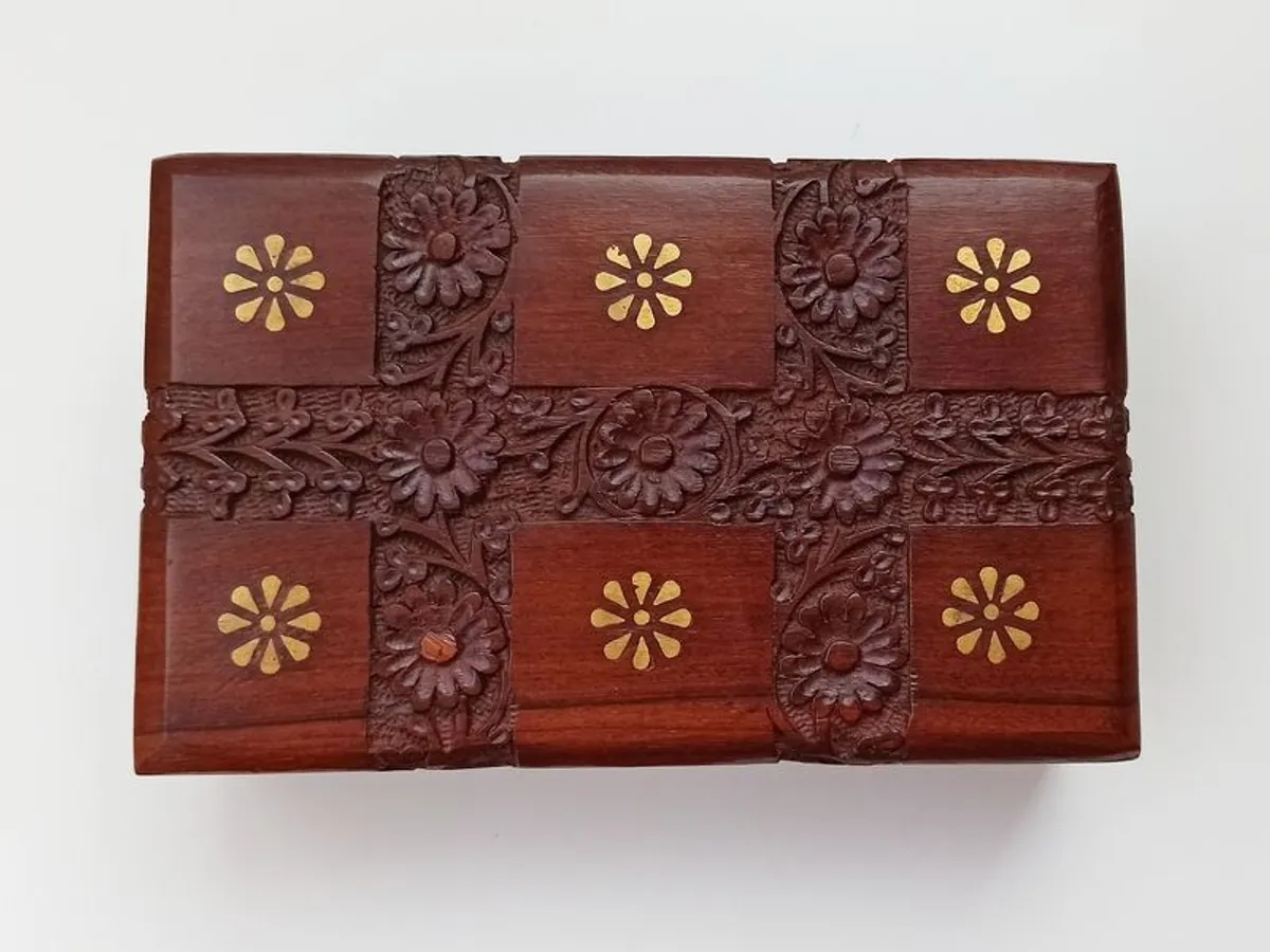 Carved hardwood box with red velour inlay - Image 2