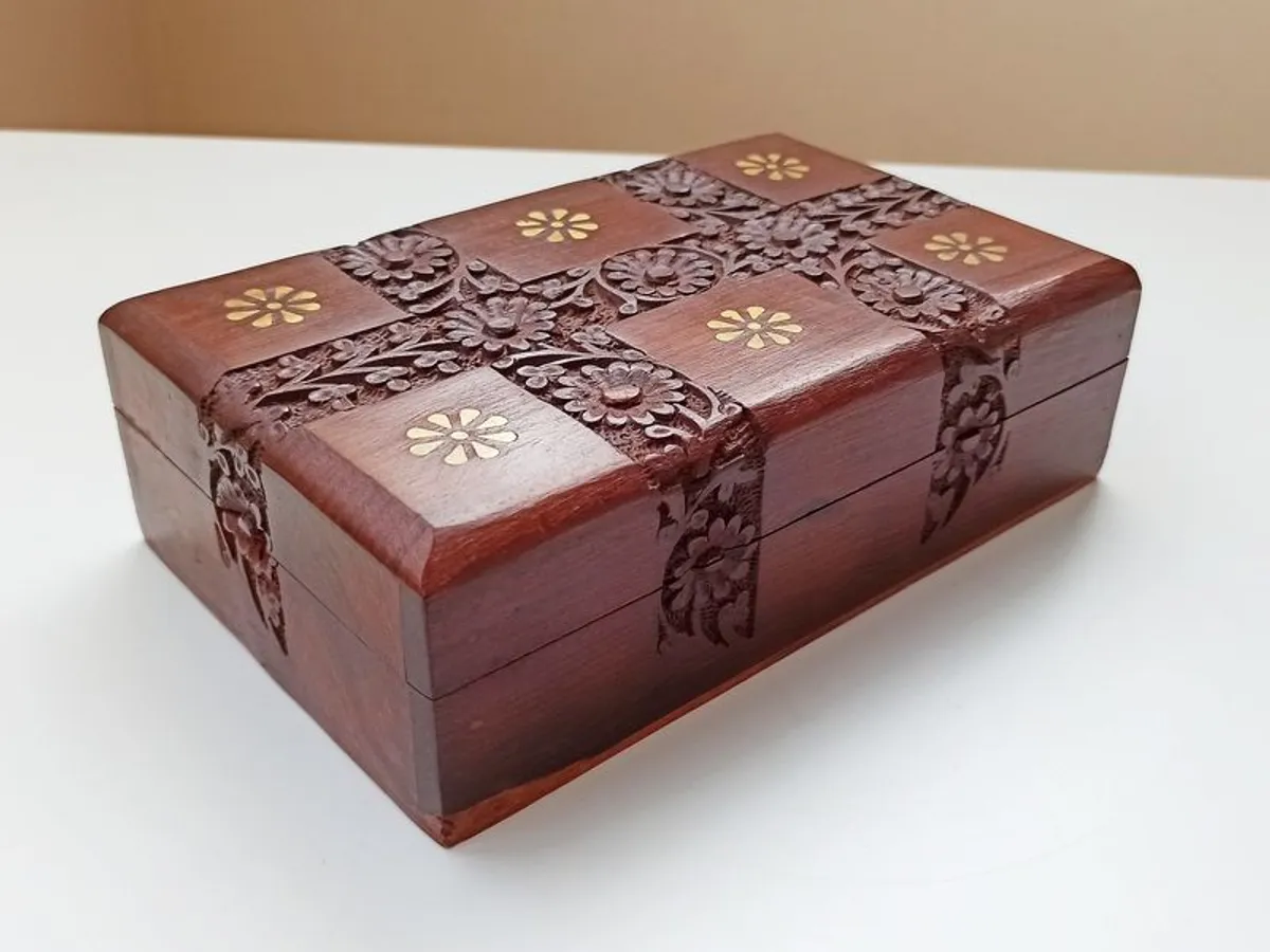 Carved hardwood box with red velour inlay - Image 3