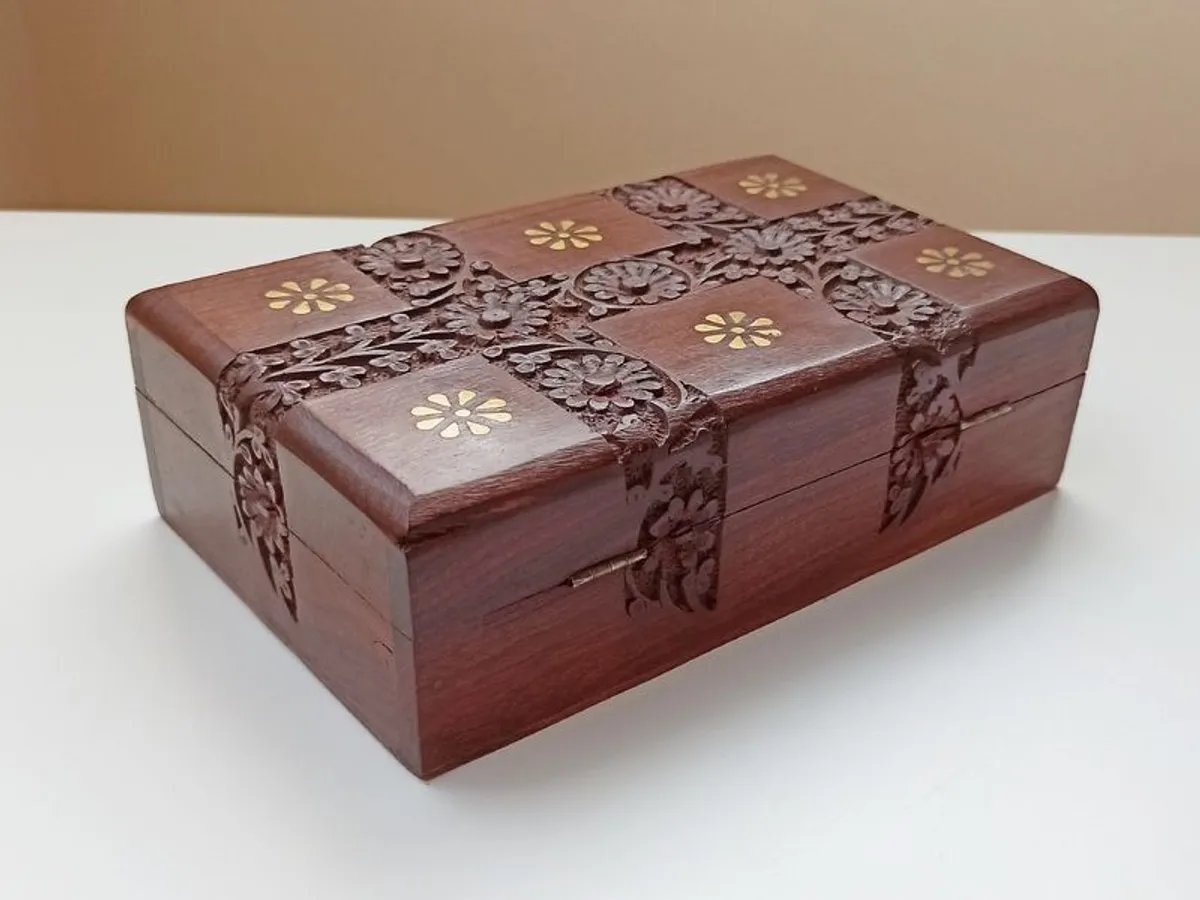 Carved hardwood box with red velour inlay - Image 4
