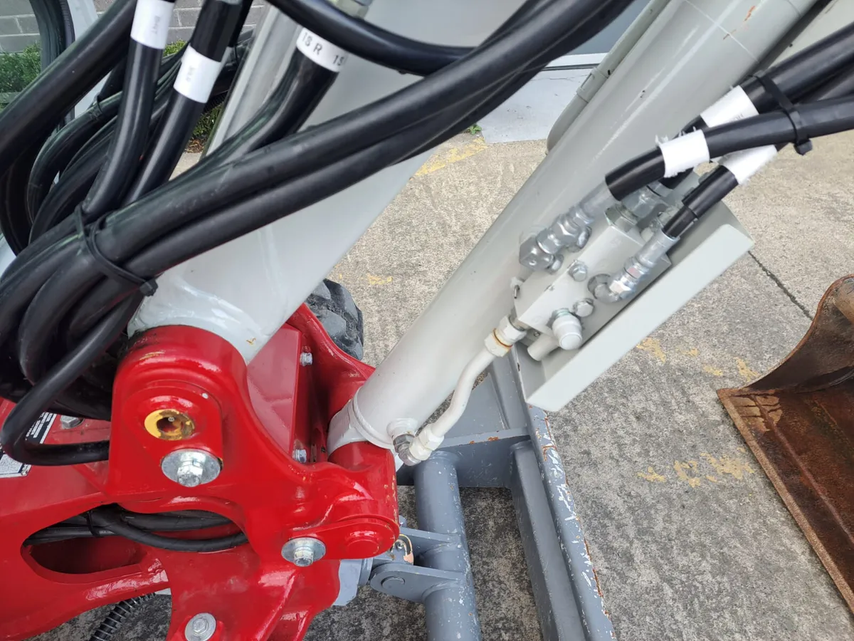 Takeuchi TB325R Mini Digger - Image 4