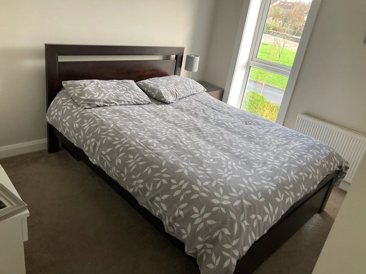 Bed and 2bedside lockers - Image 1