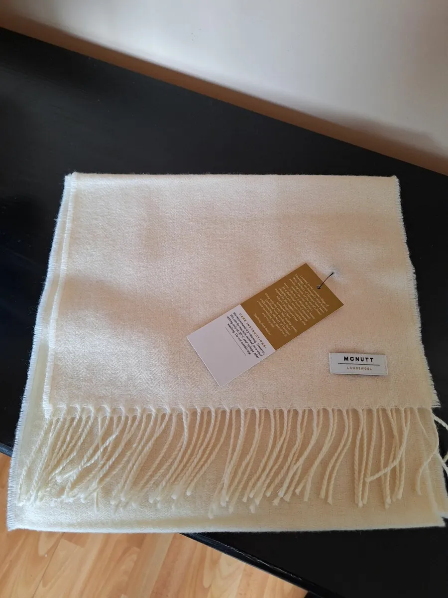 NEW McNutt of Donegal lambswool scarf - Image 1