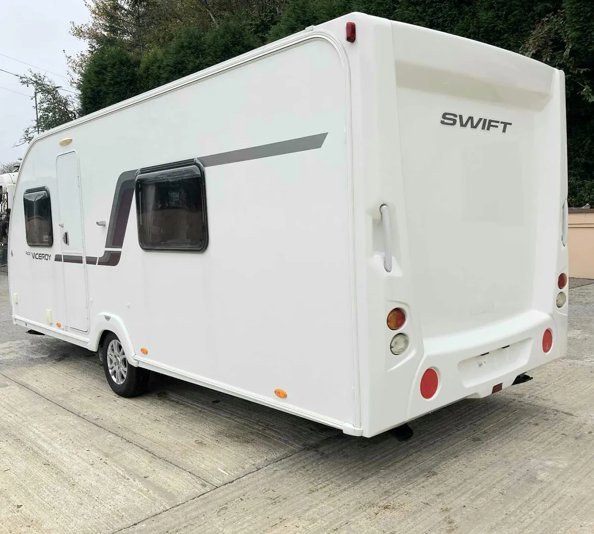 Swift viceroy fixed bed caravan with motor movers - Image 2