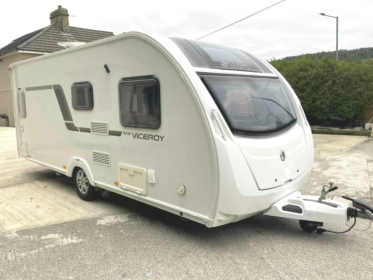 Swift viceroy fixed bed caravan with motor movers - Image 3