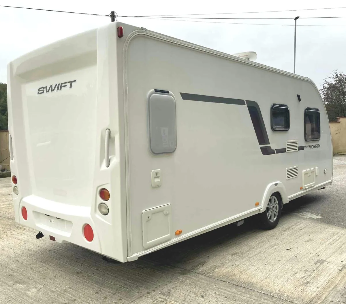 Swift viceroy fixed bed caravan with motor movers - Image 4