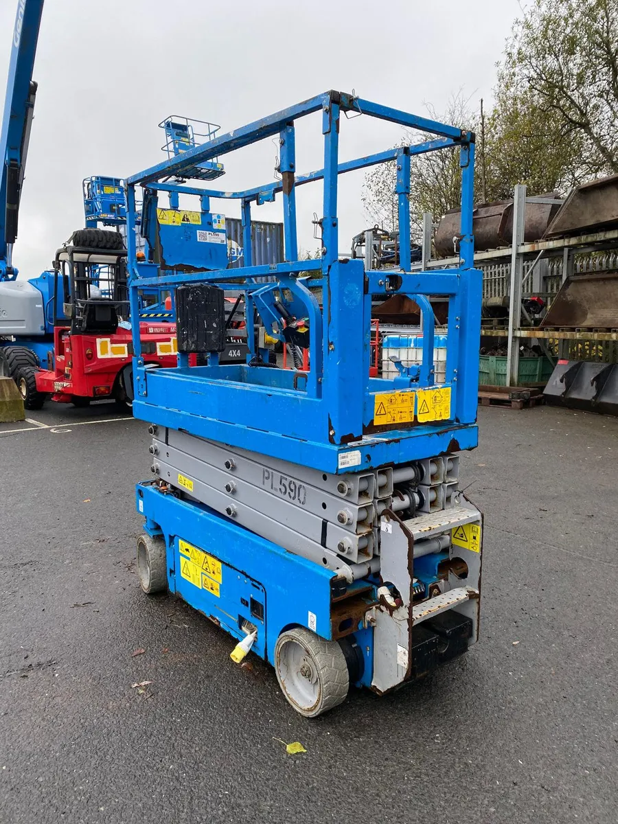 2017 GENIE GS1932 25T NARROW ELECTRIC SCISSOR LIFT - Image 2
