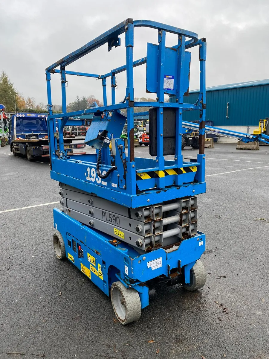 2017 GENIE GS1932 25T NARROW ELECTRIC SCISSOR LIFT - Image 1