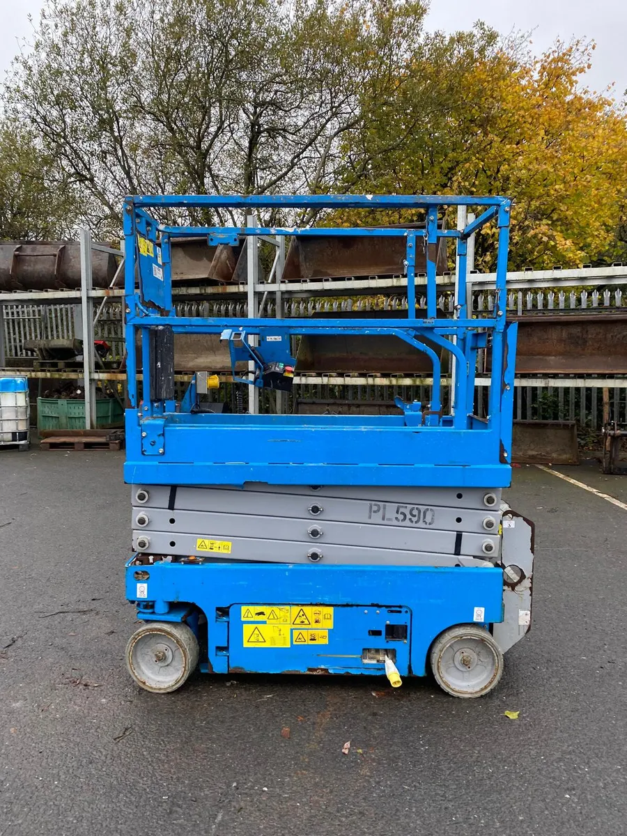 2017 GENIE GS1932 25T NARROW ELECTRIC SCISSOR LIFT - Image 4