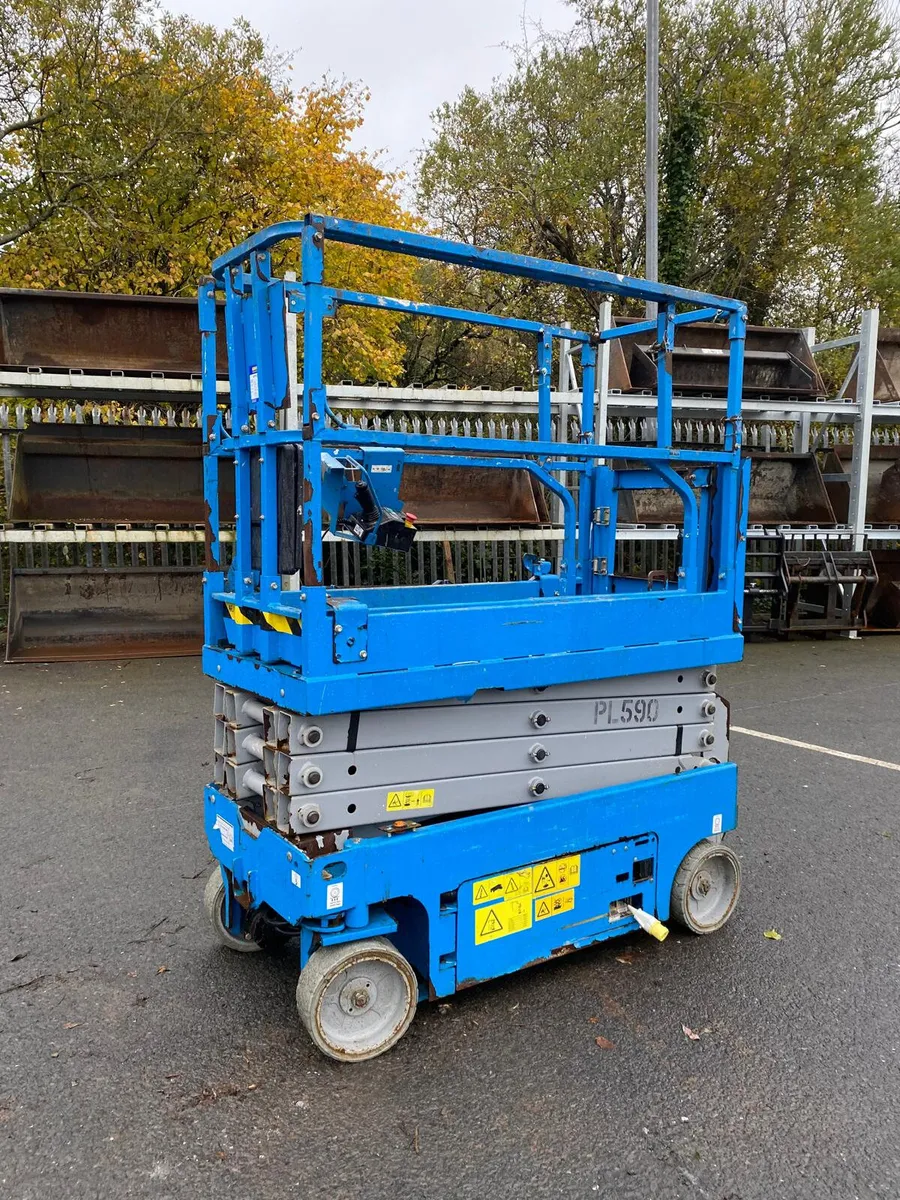 2017 GENIE GS1932 25T NARROW ELECTRIC SCISSOR LIFT - Image 3