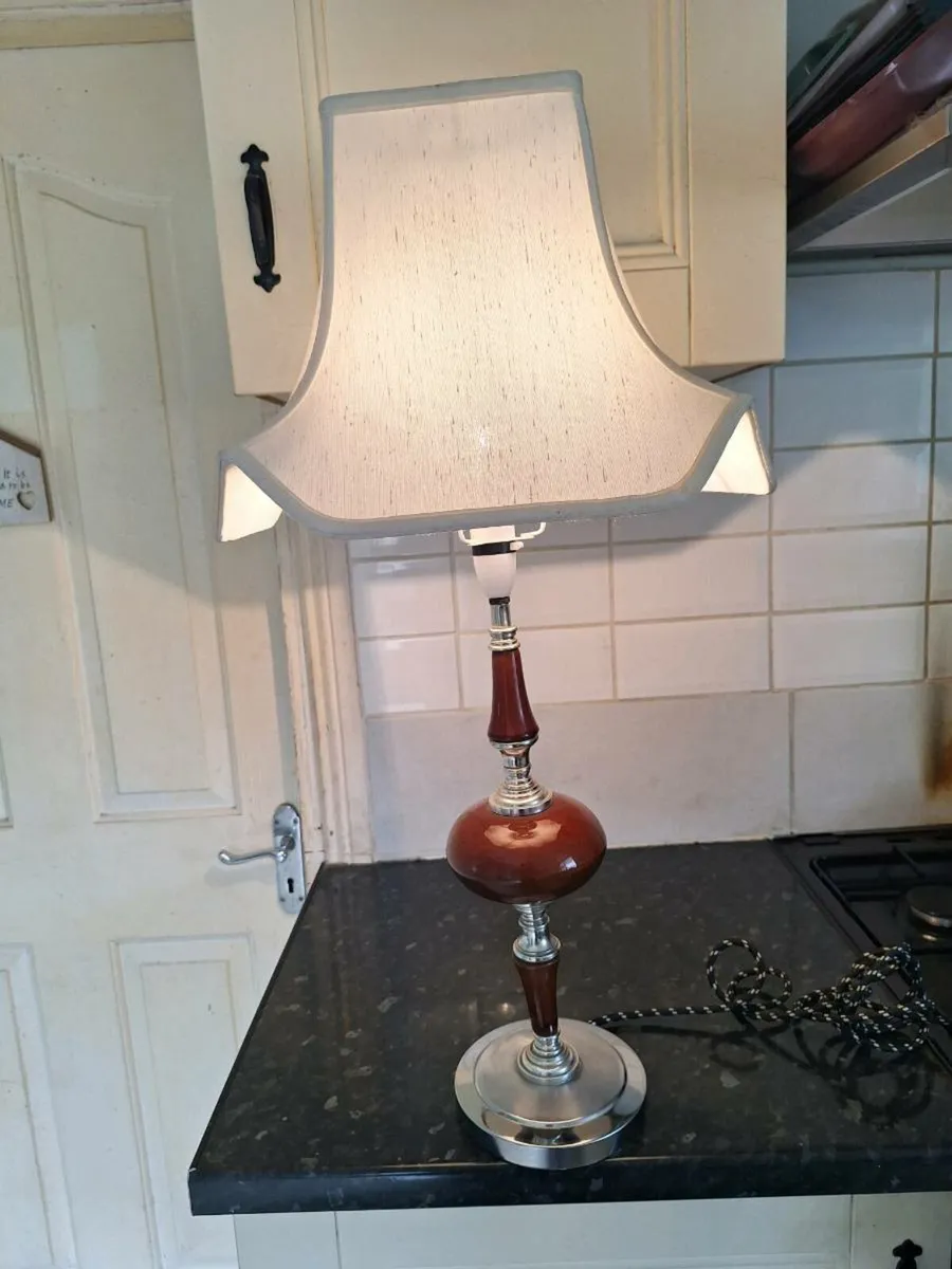 Lovely tall vintage table lamp with cream shade - Image 2