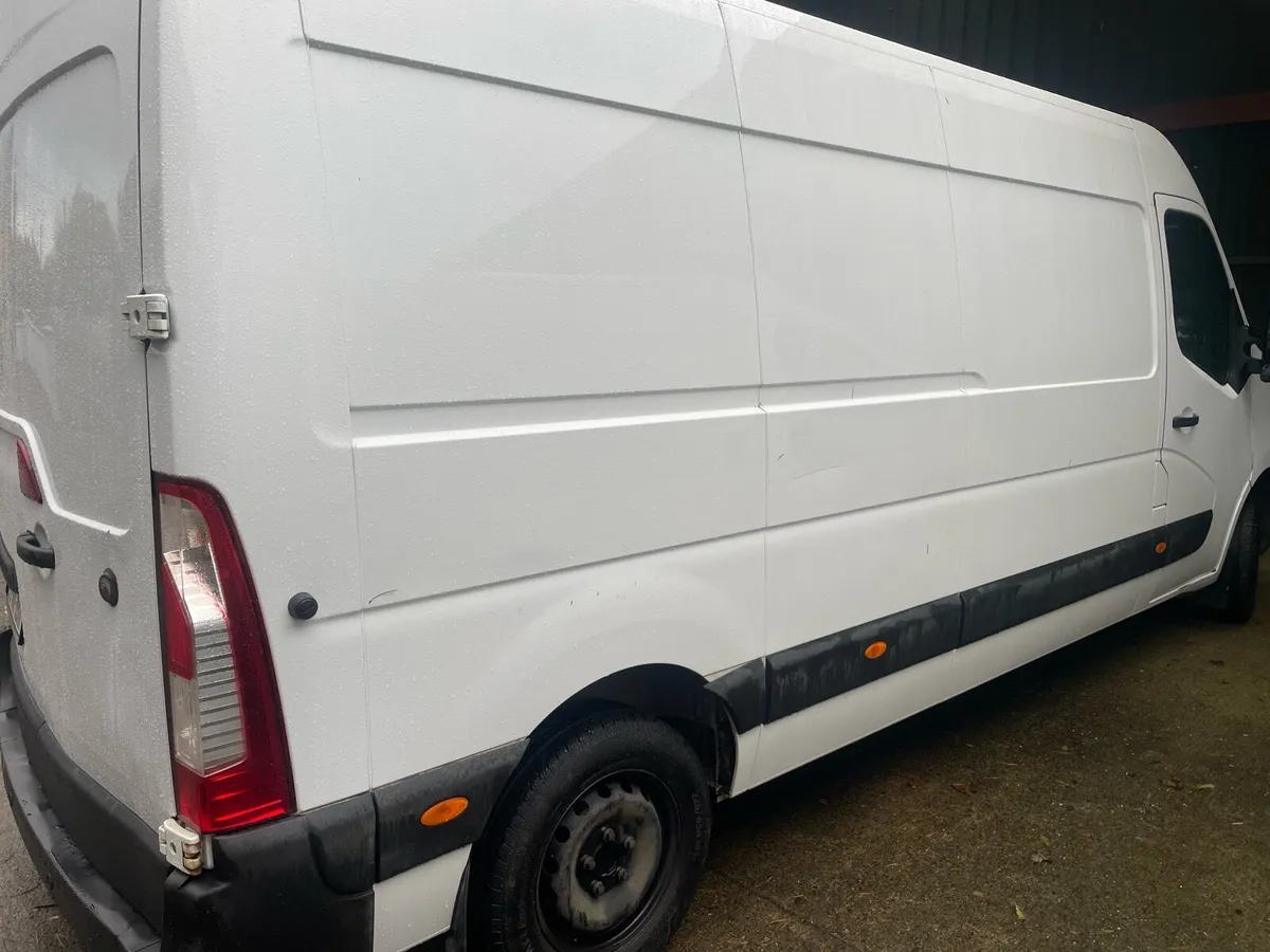 221 Nissan NV400 - Image 1