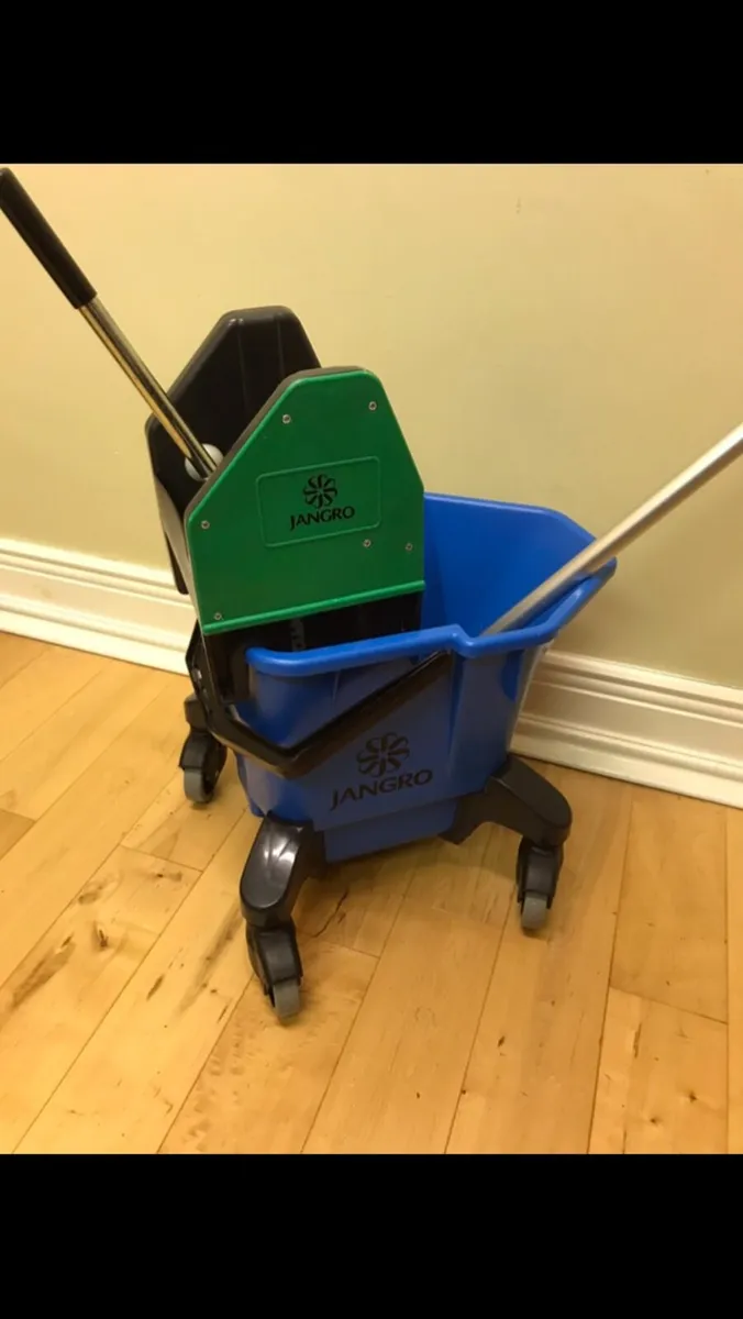 2 mop buckets - Image 1