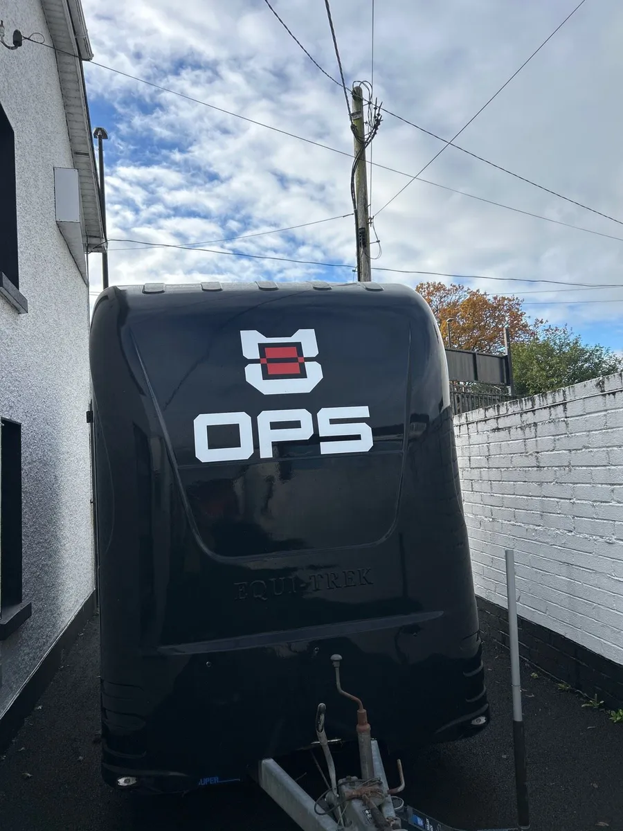 Euro trek horse box with front bedroom/ jockey are - Image 1