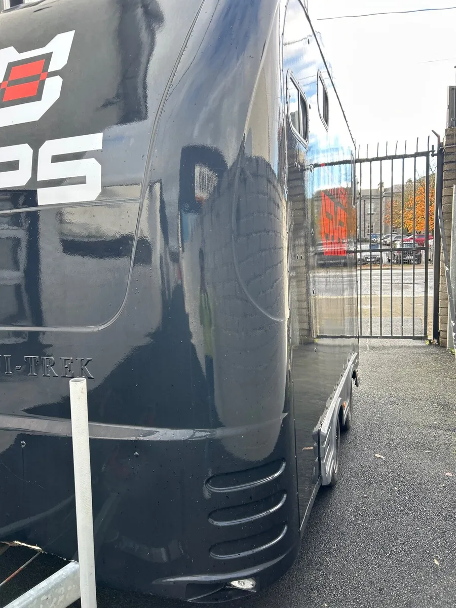 Euro trek horse box with front bedroom/ jockey are - Image 2