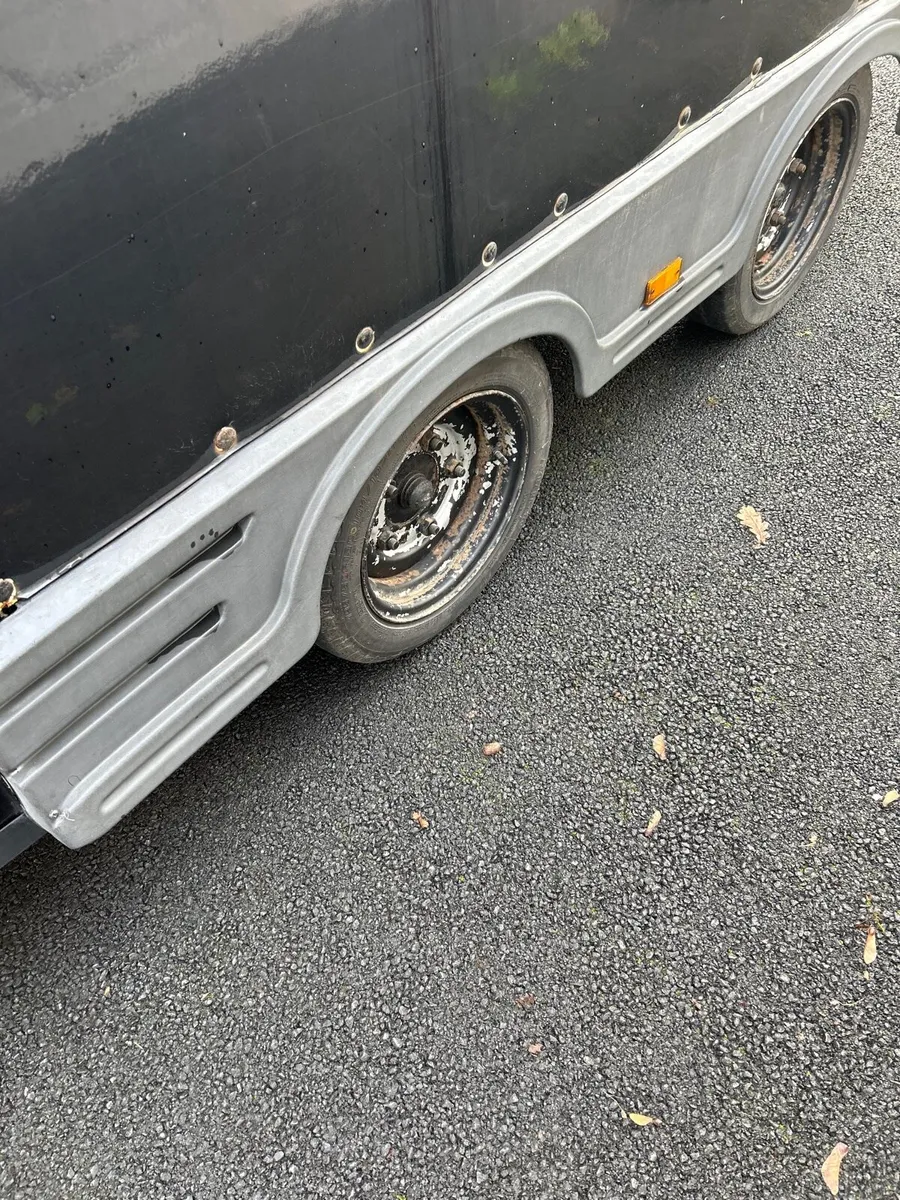 Euro trek horse box with front bedroom/ jockey are - Image 3