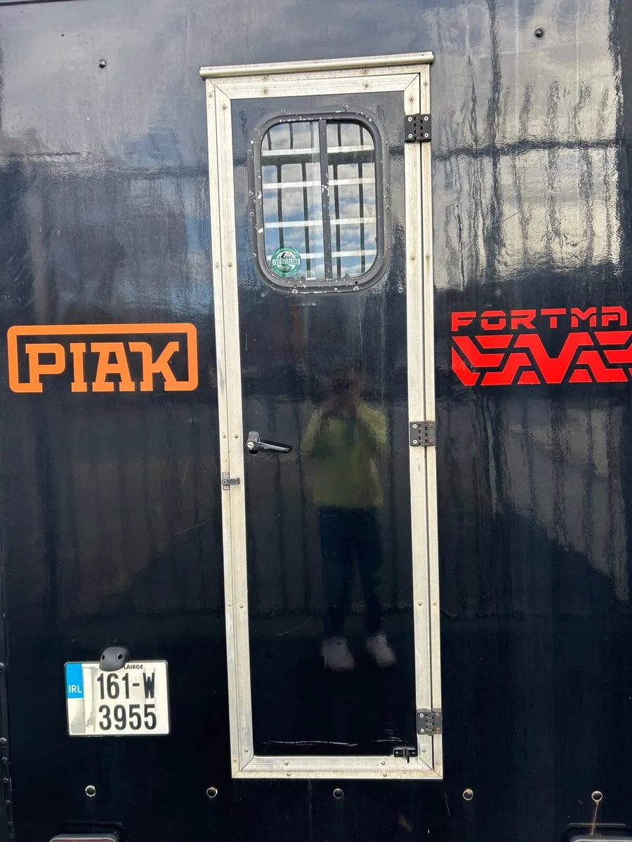 Euro trek horse box with front bedroom/ jockey are - Image 4