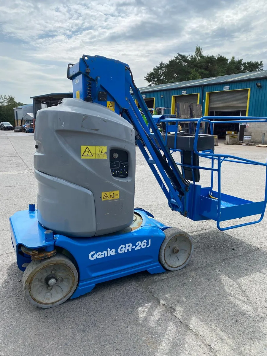 2012 GENIE GR26J 32FT VERTICAL MAST BOOM LIFT - Image 1
