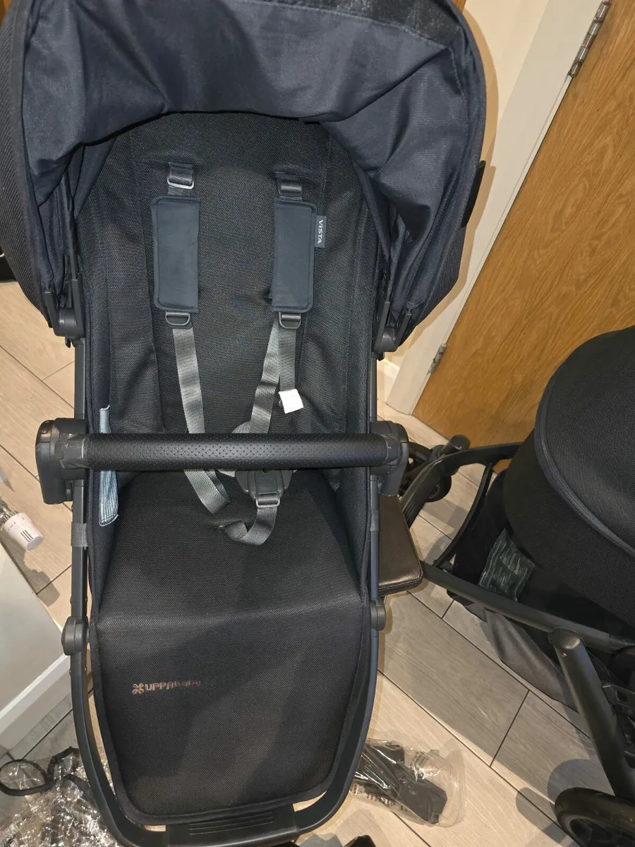 Like New Uppababy Vista V2  swivel car seat - Image 2
