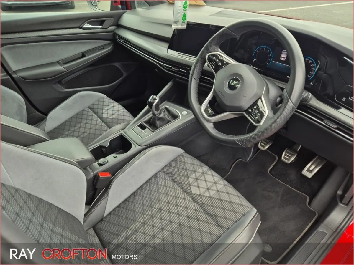 Volkswagen Golf 1.5 TSI 130HP R-Line - Image 2