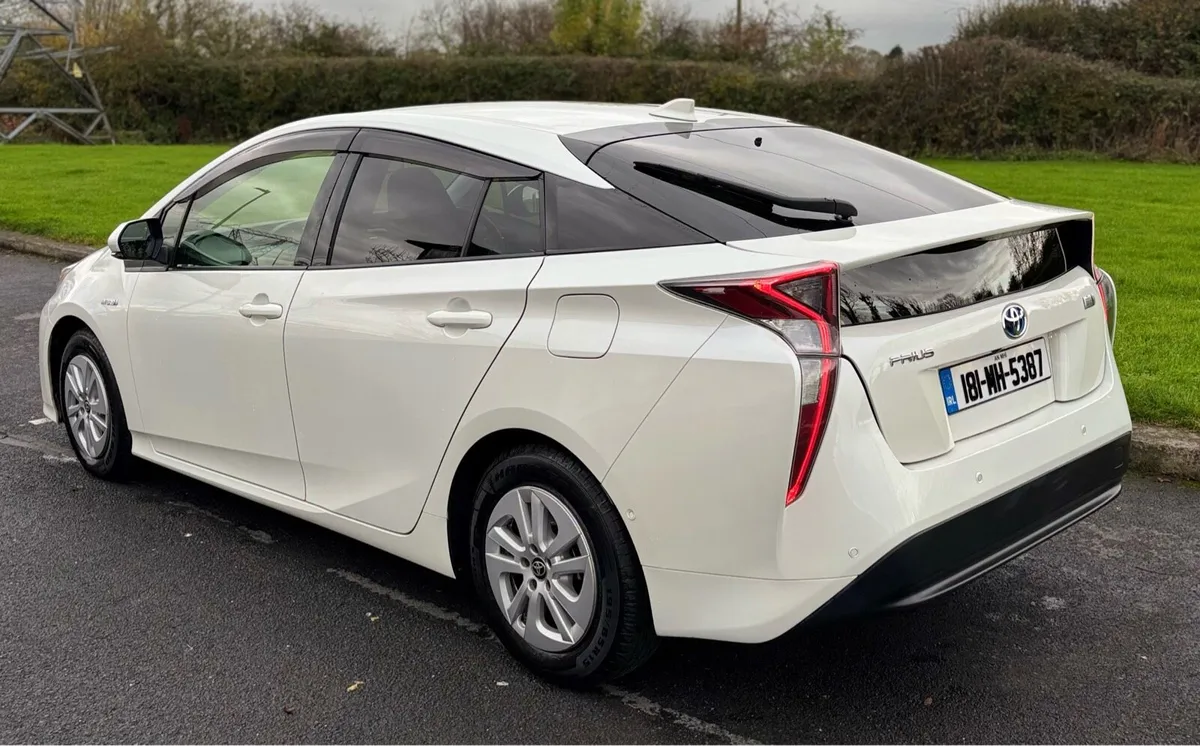 🔥2018 Toyota Prius ///S Safety Plus/// - Image 3